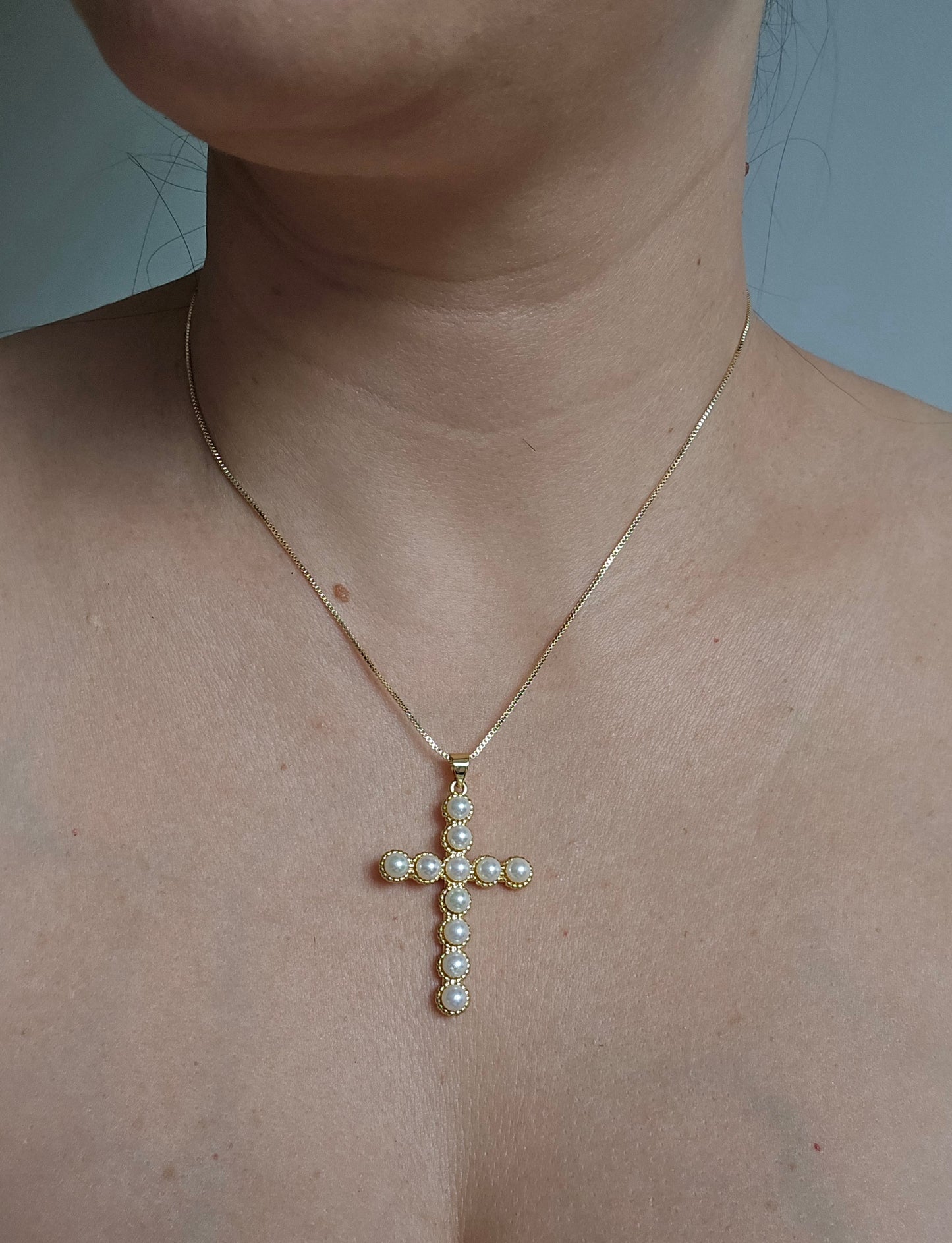 Collar de cruz con perlas