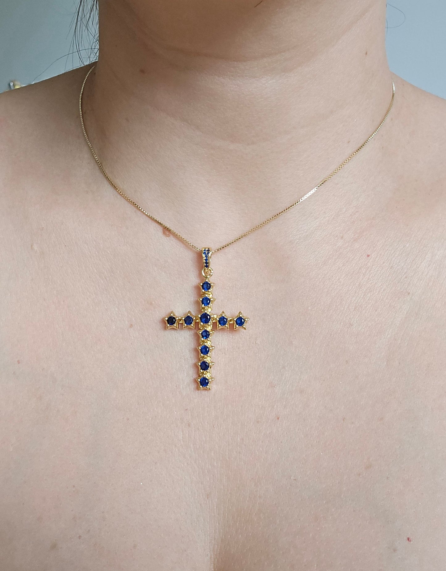 Collar cruz con circonitas azules