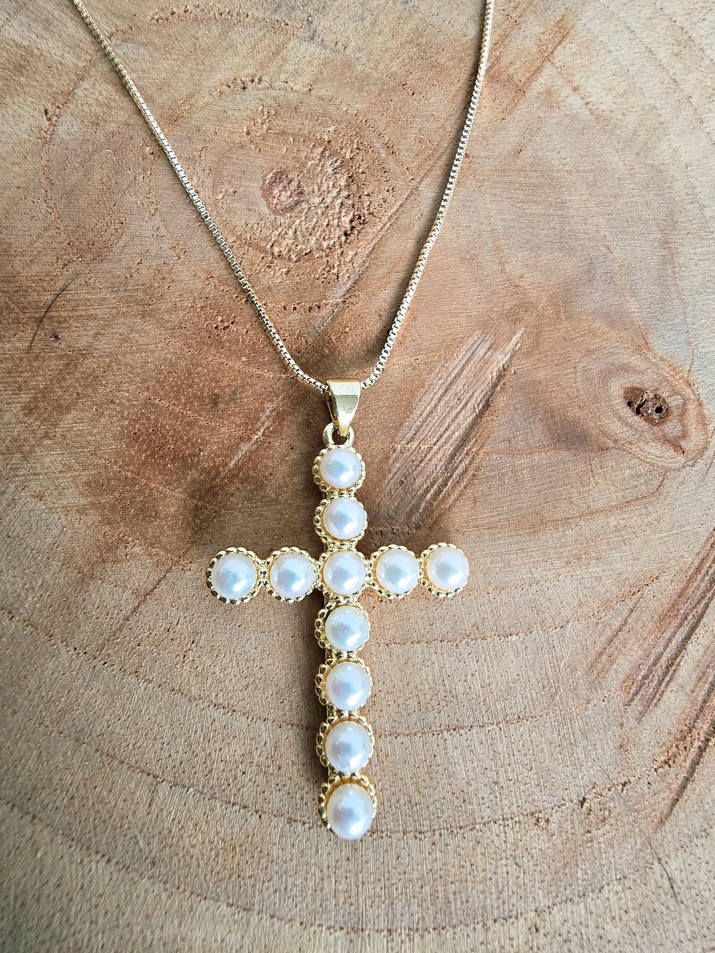 Collar de cruz con perlas
