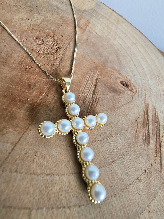 Collar de cruz con perlas